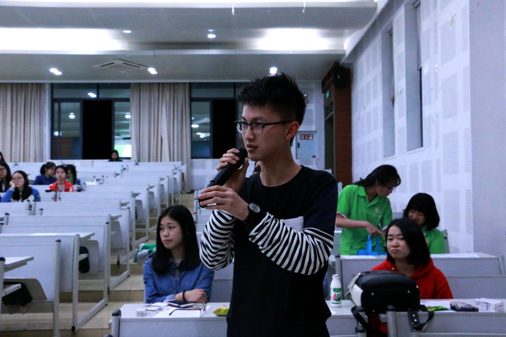 同学积极提问