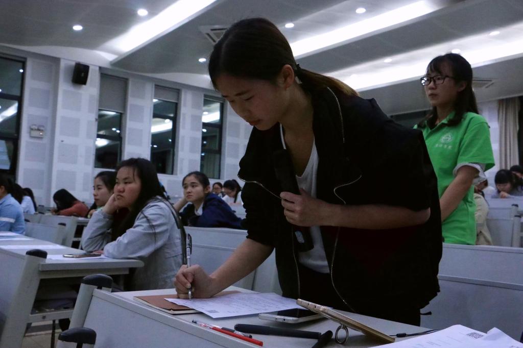 同学积极提问